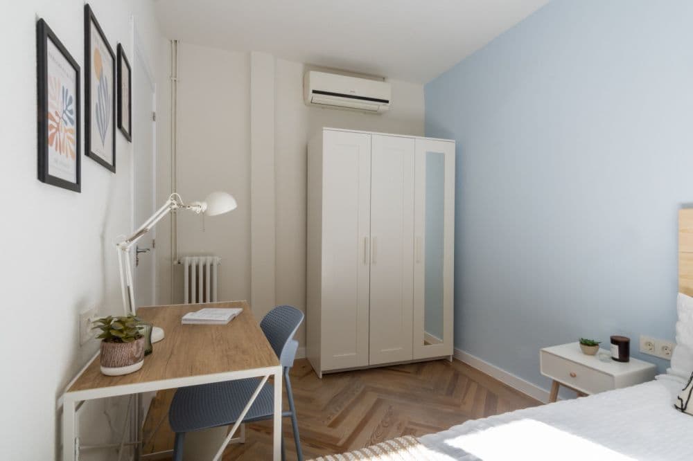 Private room in Madrid photo 3